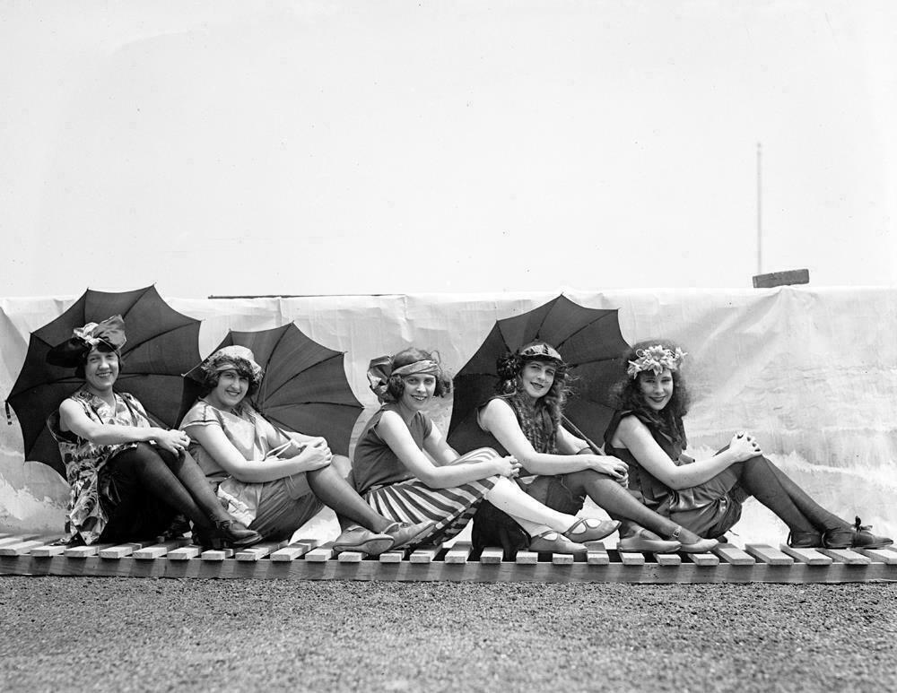 1922 Bathing Beauties Parasols Old Retro Vintage Photograph 8\