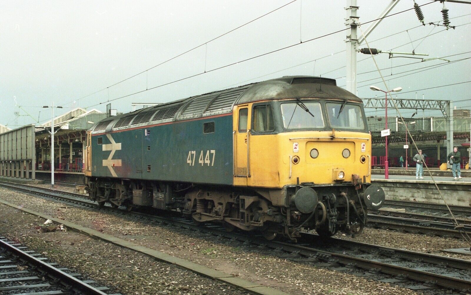 35mm railway colour negative 47447 BR blur large logo Crewe 10-02-1990  (06)