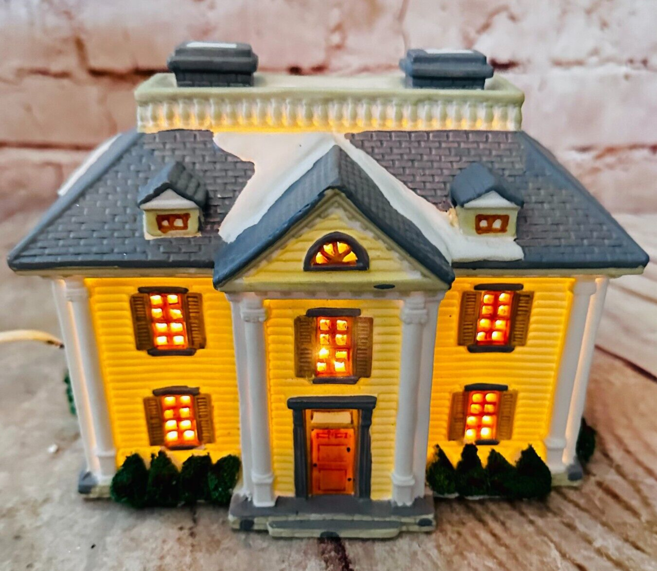 vtg LEMAX 1995 yellow house  Light Up Village Building with Light Cord