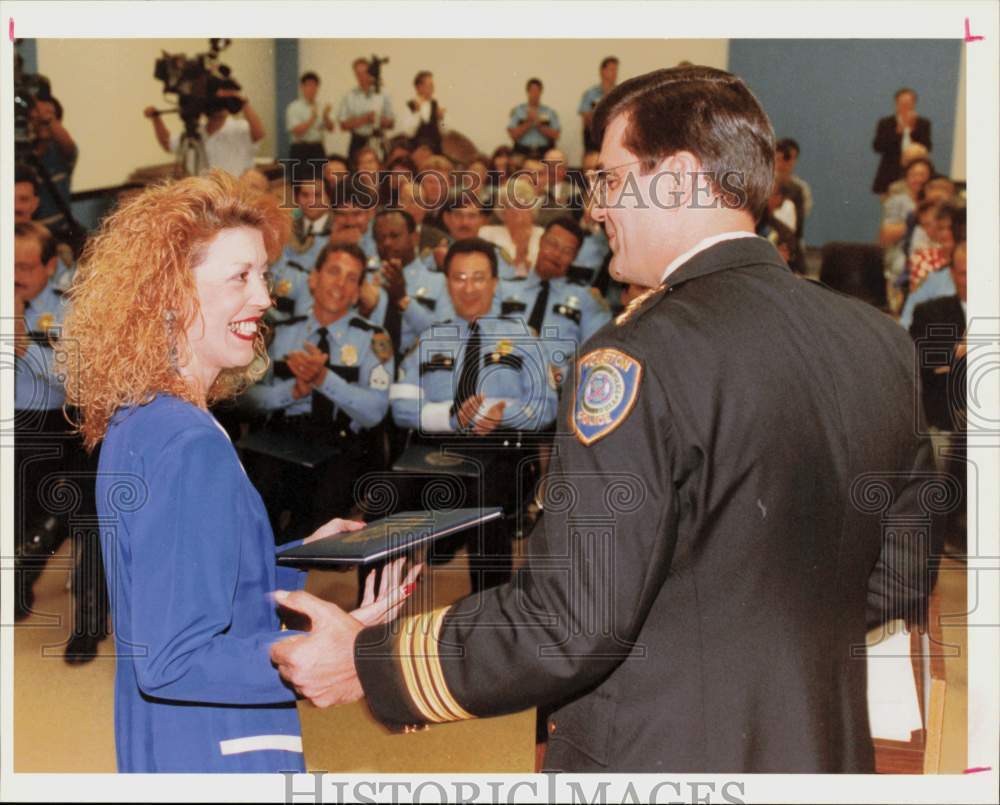 1992 Press Photo Sam Nuchia presents Houston police officer Terra Higgins award.