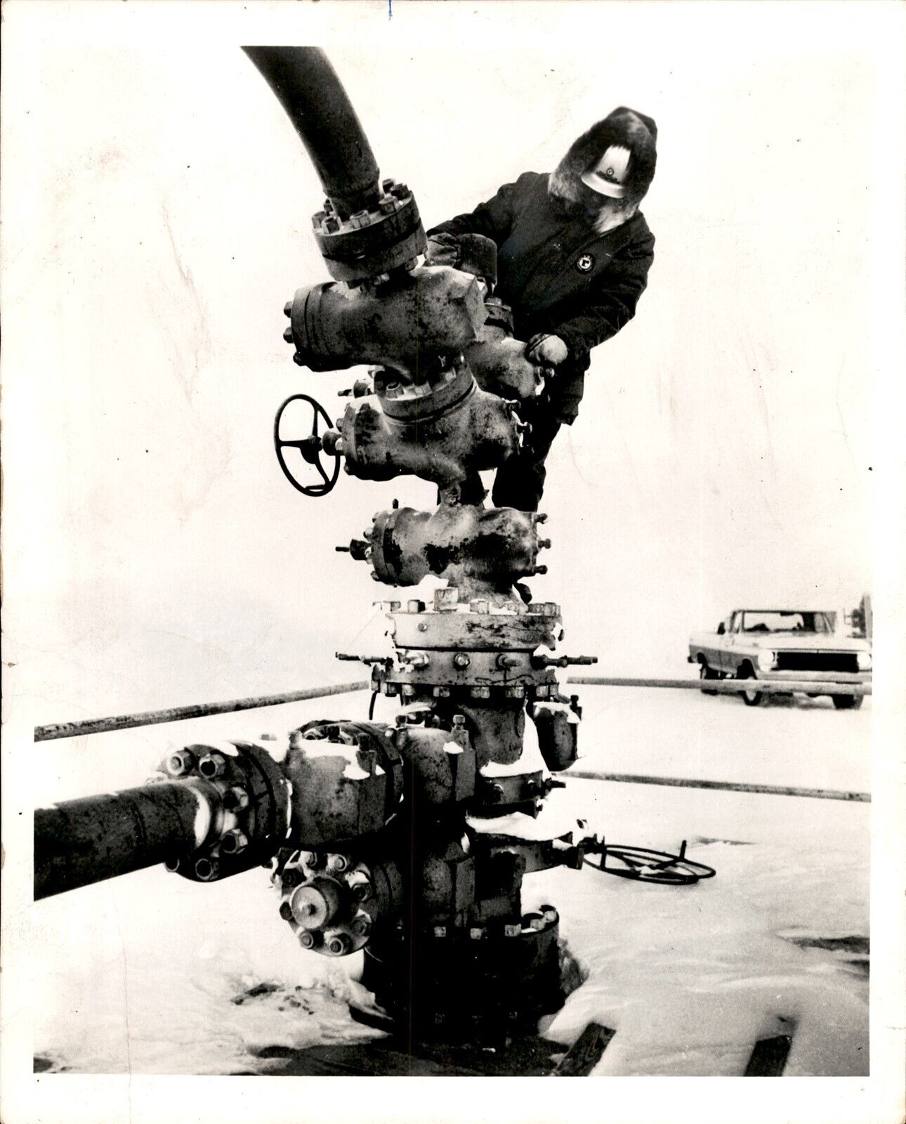 LG974 1973 Original Photo TRANS-ALASKAN OIL PIPELINE TUNING WELLHEAD ADJUSTMENT
