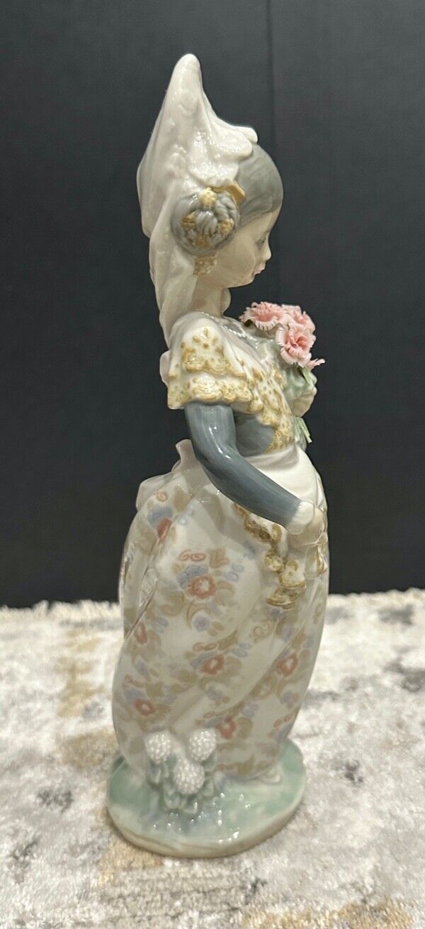 LLadro Valencian Girl W/ Flower Bouquet - Porcelain Figurine - #1304 - No Box