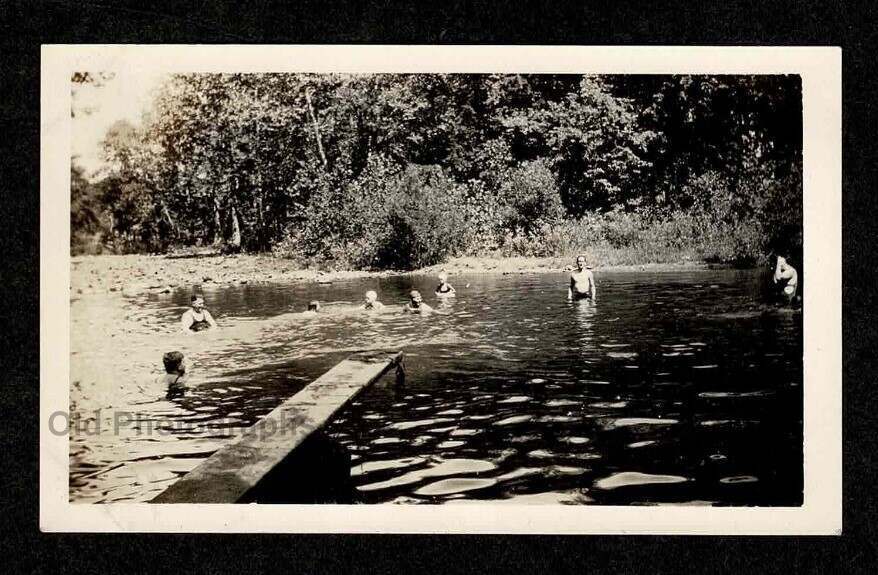 SUMMER FUN WOODS SWIMMING HOLE DIVINGBOARD GROUP SWIMMING OLD/VINTAGE PHOTO-J665