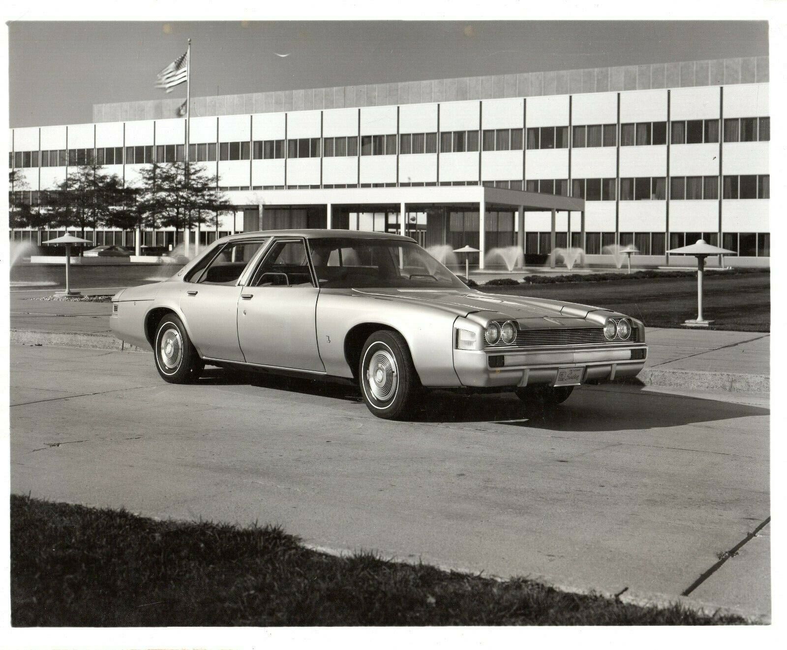 FUTURE (1977) GM EXPERIMENTAL SAFETY VEHICLE Photo  (Caption  (Future Report*