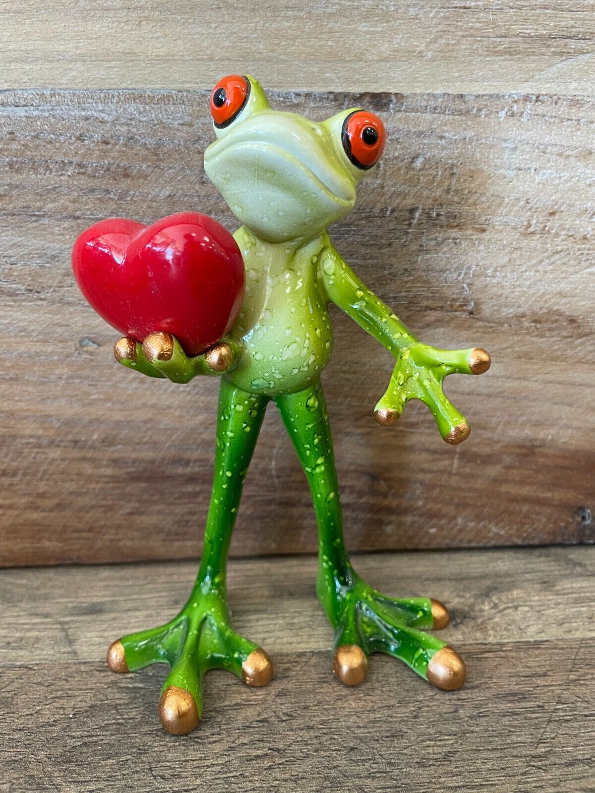 Frog with heart figurine, 5.5