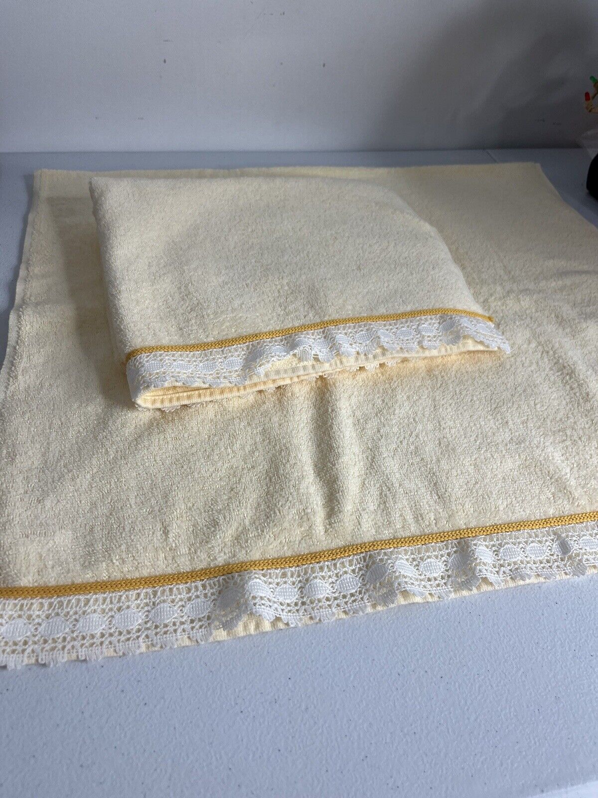 Vtg Dundee Bath Towel Set Of 2 Yellow Lace Trim 