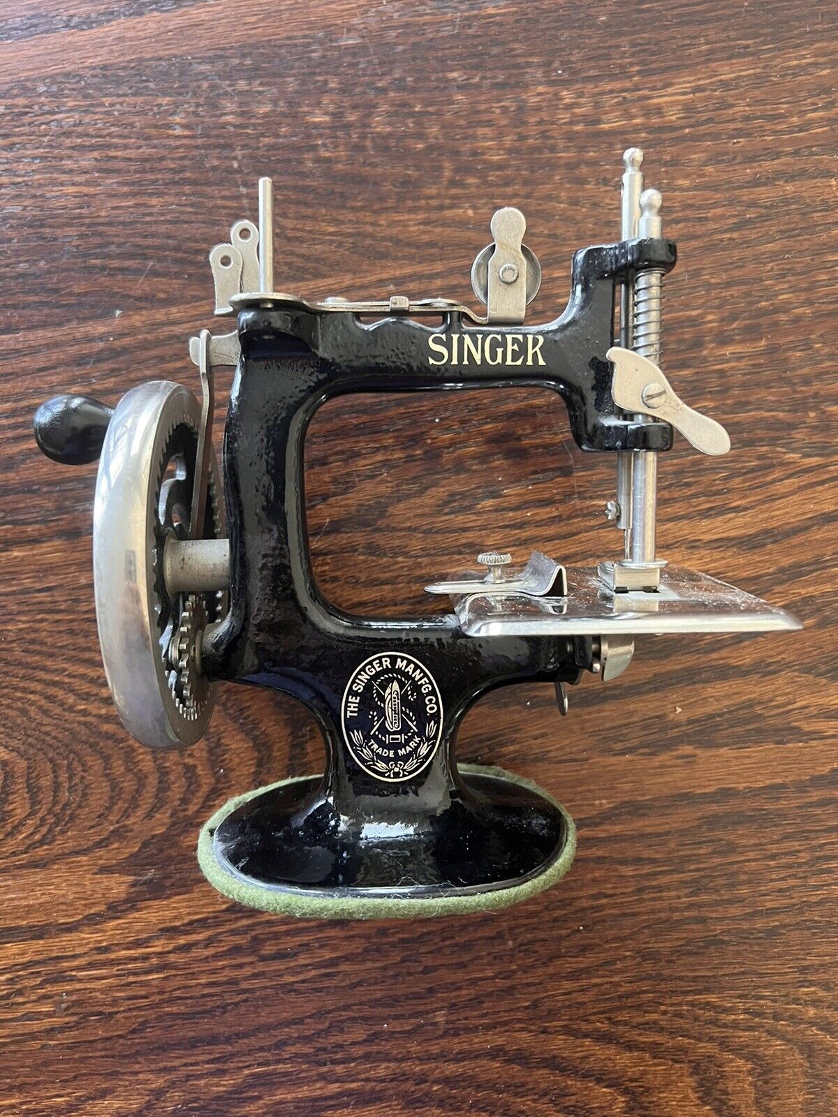 Vintage SINGER SEWHANDY ~ Child’s Sewing Machine
