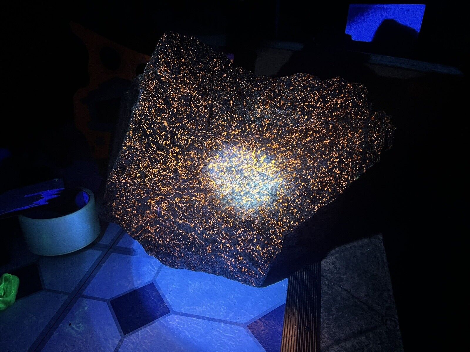 10kg Yooperlite Display Specimen UV Fluorescent Emberlite Glowing Fire Rocks