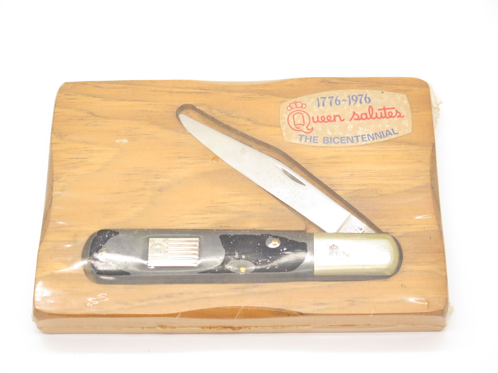 Vintage Queen Salutes USA Bicentennial 1776-1976 Pocket Knife in Wood Display