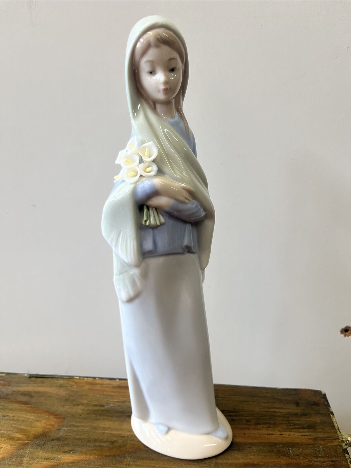Vintage Spanish Porcelain Lladro 4650 girl w/ calla lily flowers includes box