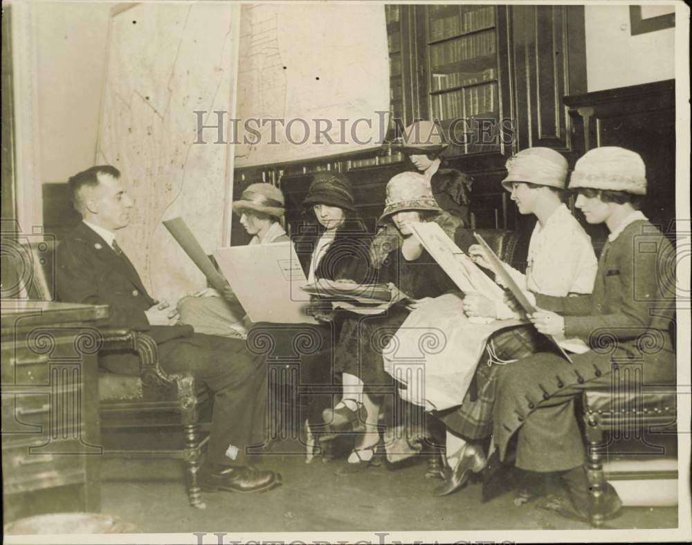 1924 Press Photo Smedley Butler poses for girl art students in Philadelphia