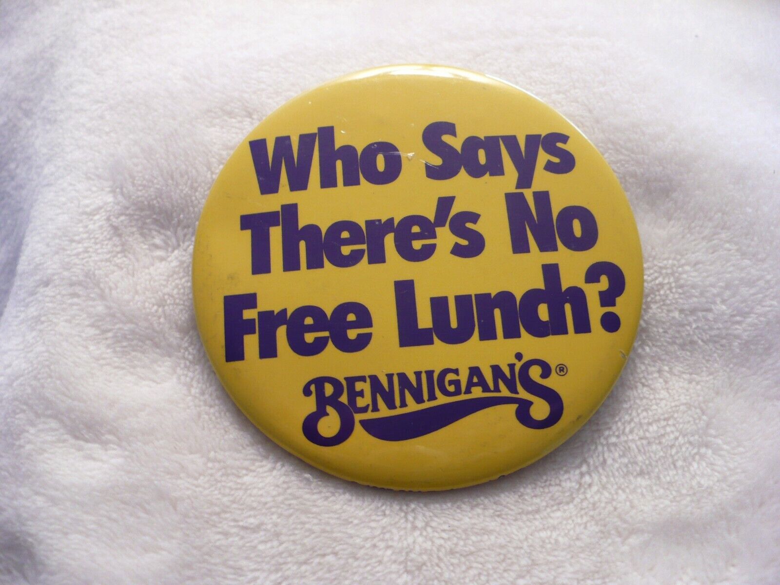 LJ- 1987 WHO SAYS THERE\'S NO FREE LUNCH? BENNIGAN\'S  PIN BADGE #16499 