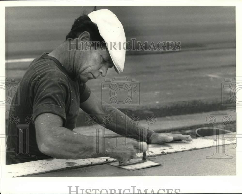 1987 Press Photo Jerry Winslow, Construction Worker at Route 81 Highway