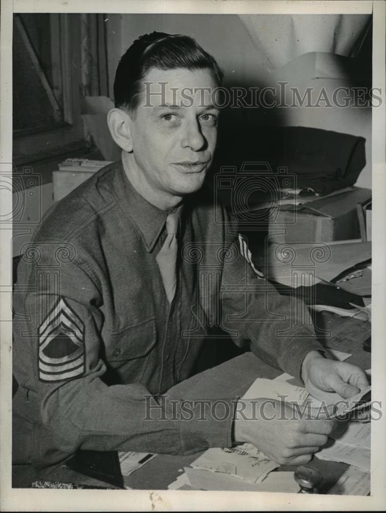 1943 Press Photo Sgt L.G. Velie Responsible for War Correspondents Getting Mail