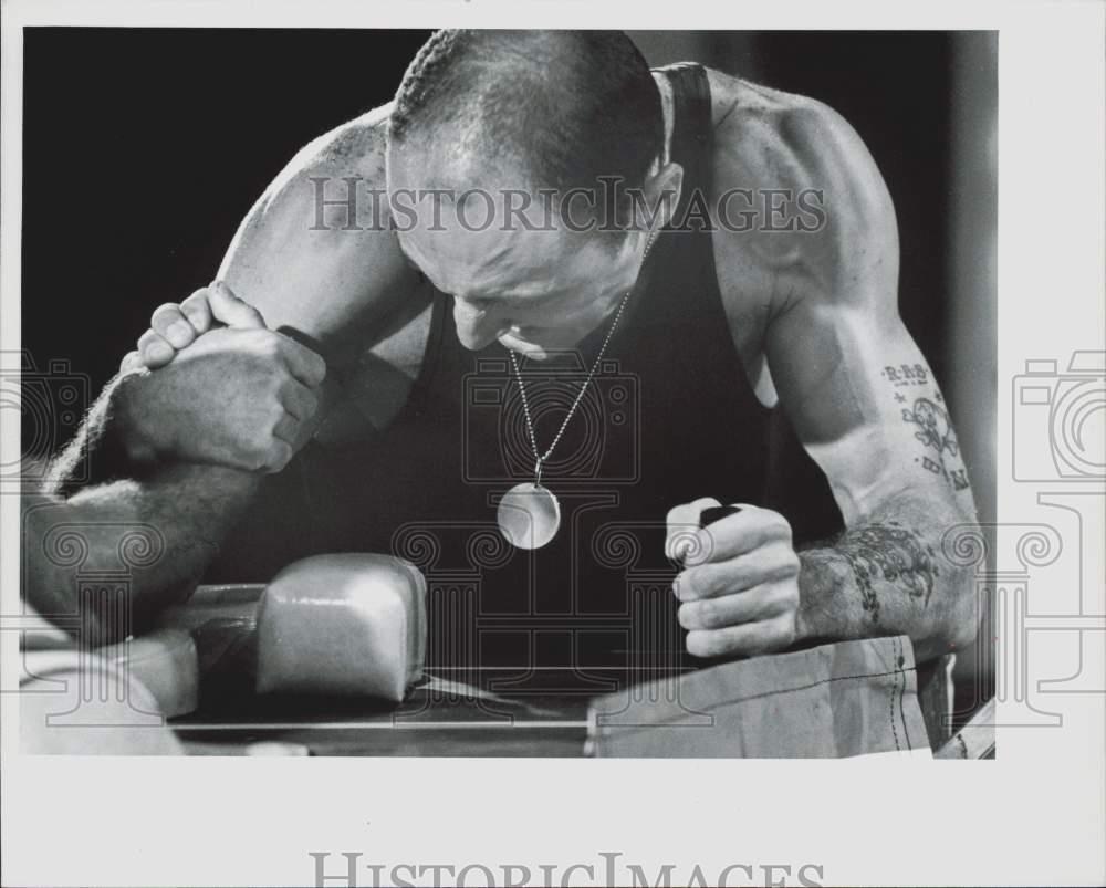 1977 Press Photo Roger Smith during armwrestling championships at Carowinds