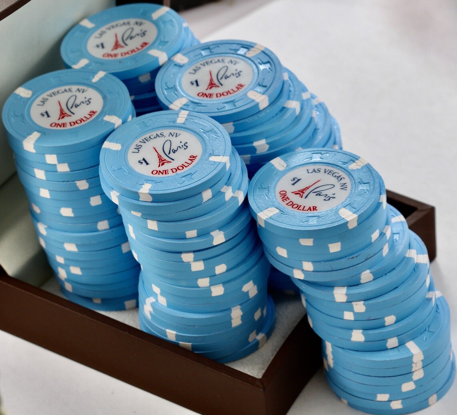 (100) $1 Dollar Las Vegas PARIS Hotel & Casino Blue & White Clay Poker Chips