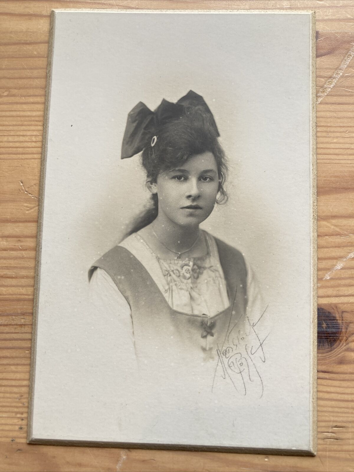 Early 20th c. Small Cabinet Card Photo Young Woman w/ Big Bow 14x8cm