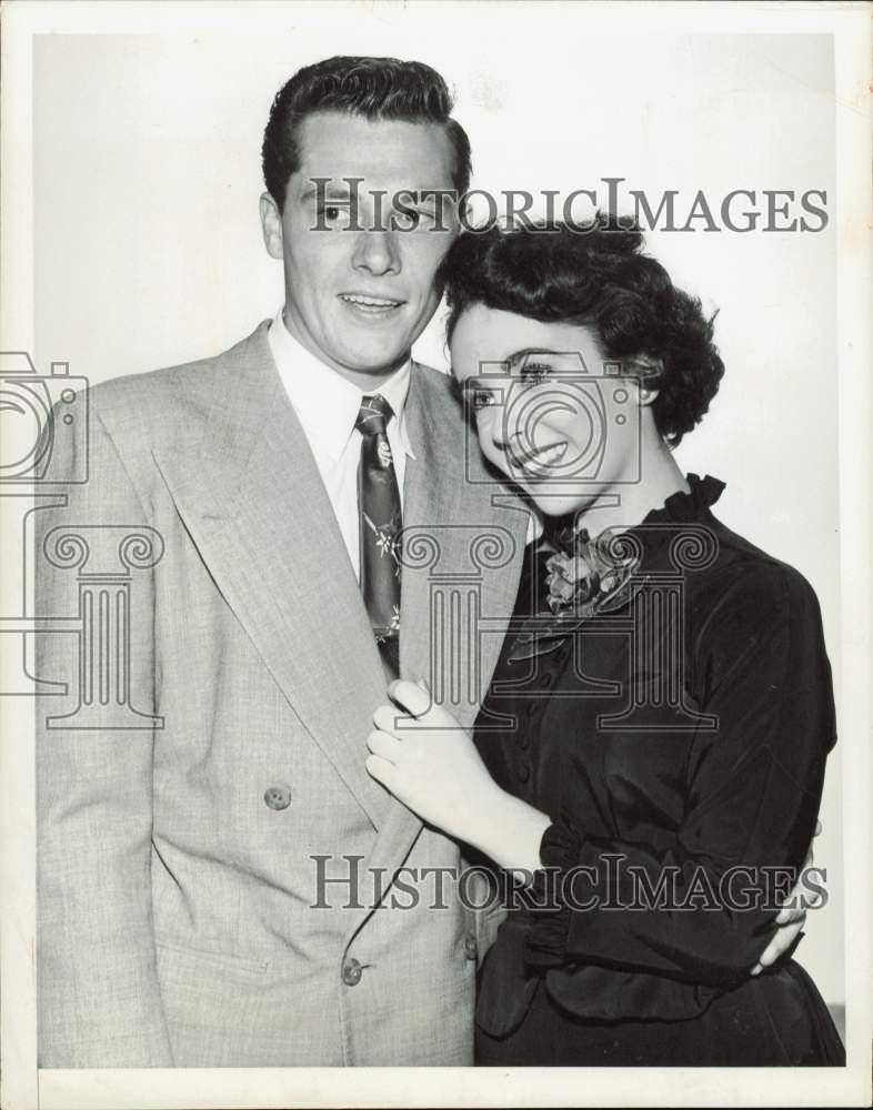 1950 Press Photo Elizabeth Taylor and Conrad Hilton Jr. announce marriage plans