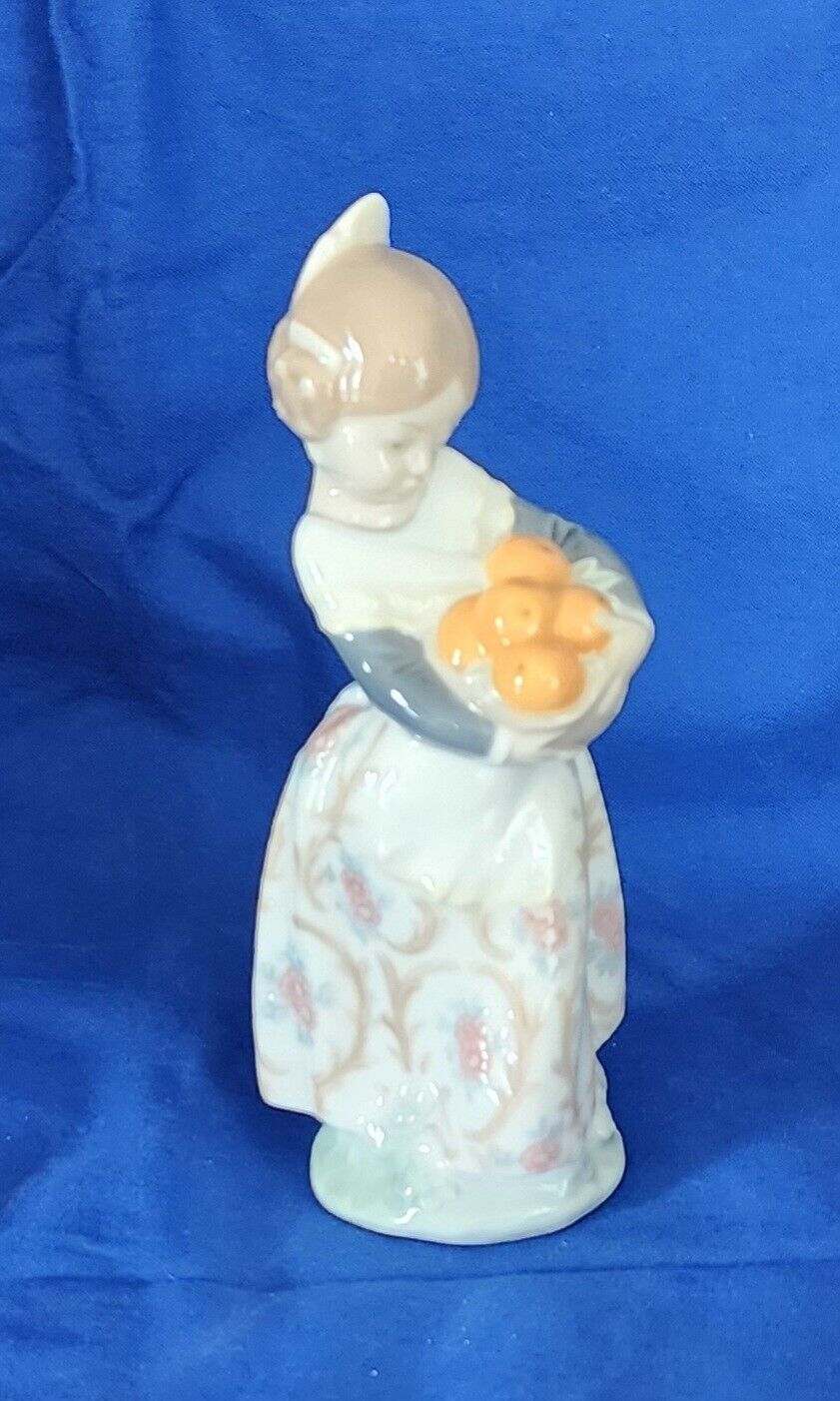 Lladro Porcelain Figurine #4841 \
