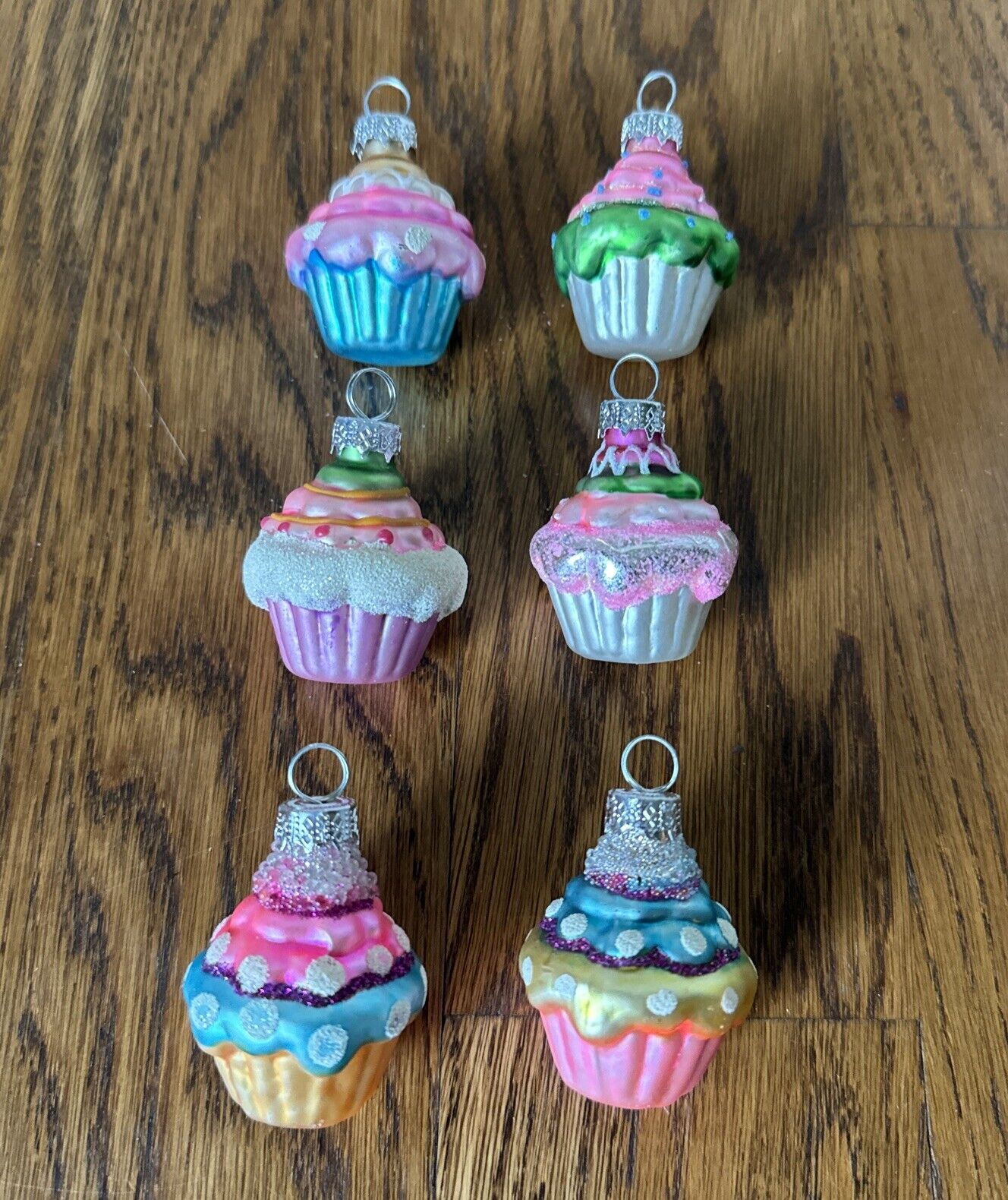 6- Two’s Company Cupcakes & Cartwheels Delicious Place Card Holders / Ornaments