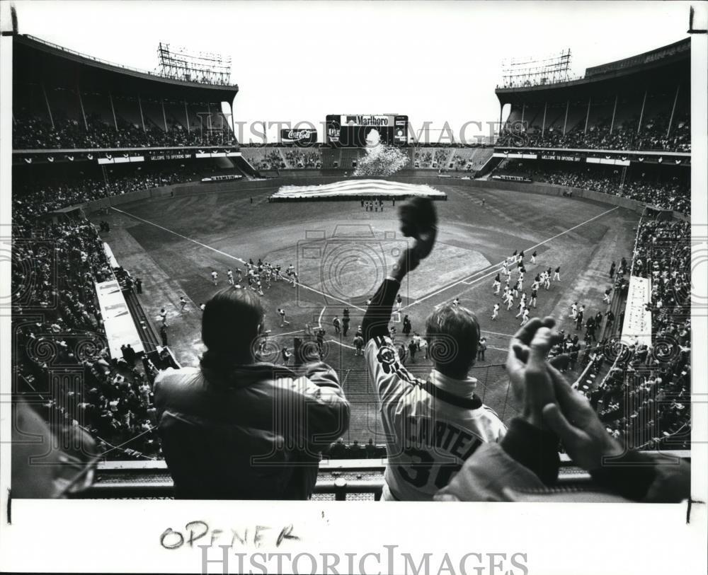 1989 Press Photo Fans cheer as National Anthem ends & game gets underway