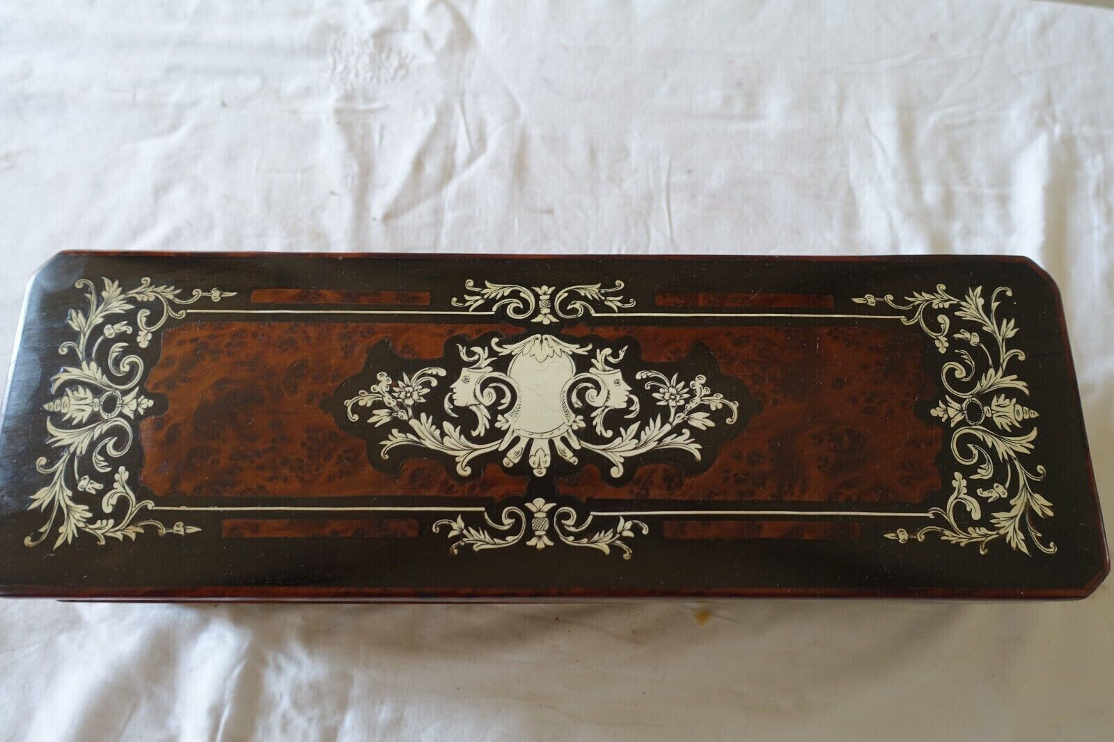 Napoleon III thuya or amboyna burlwood and fine-inlay GLOVE BOX beautiful 