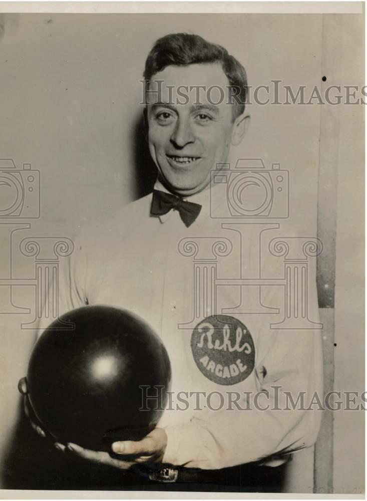 1926 Press Photo Bowler Charles Reinlie at American Bowling Club Match in Toledo