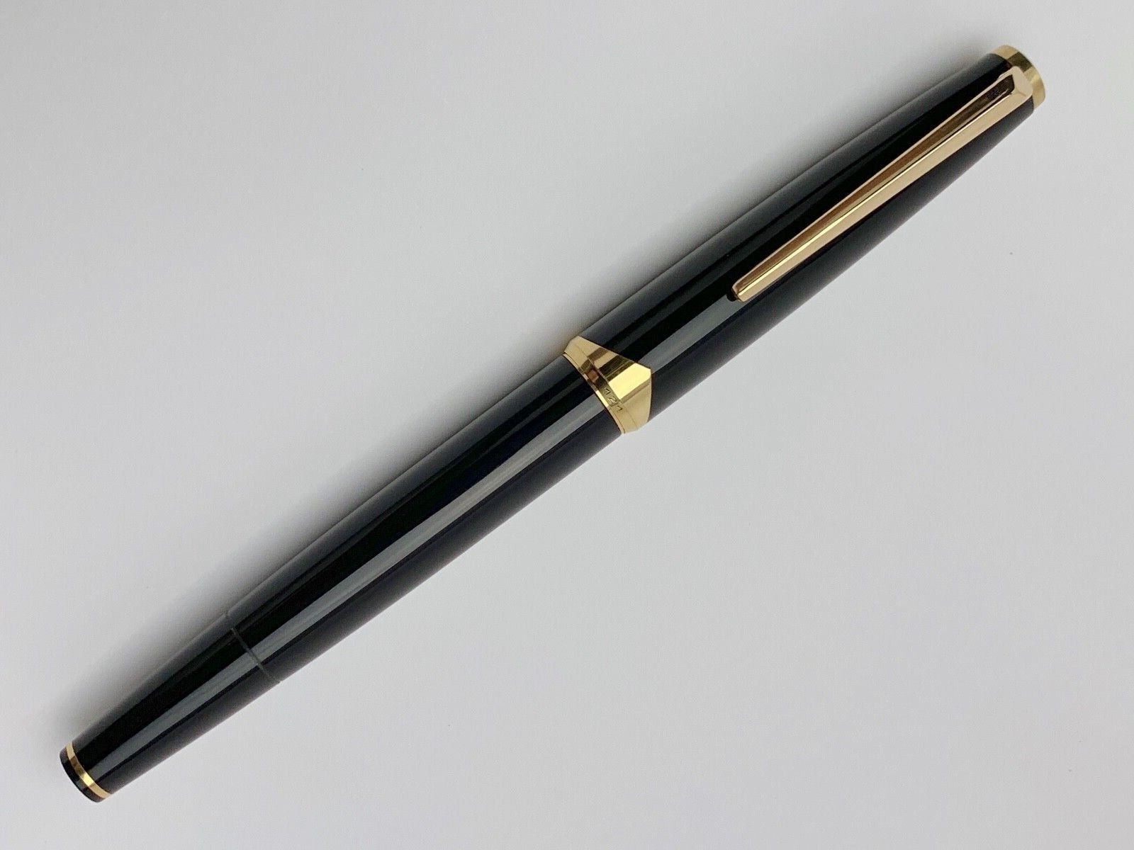MONTBLANC MEISTERSTUCK 121 IN BLACK & GOLD WITH 14K SOLID GOLD NIB SIZE F - MINT