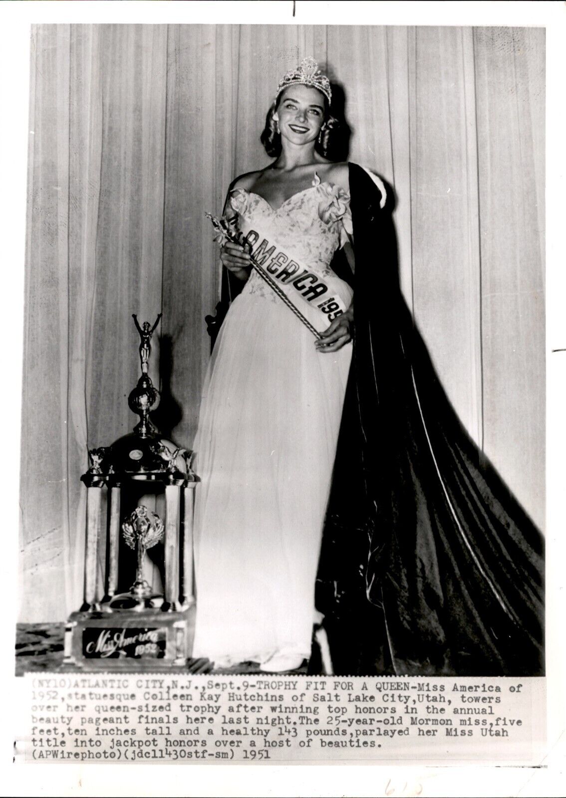 LD273 1951 Wire Photo TROPHY FIT FOR A QUEEN MISS AMERICA COLLEEN KAY HUTCHINS