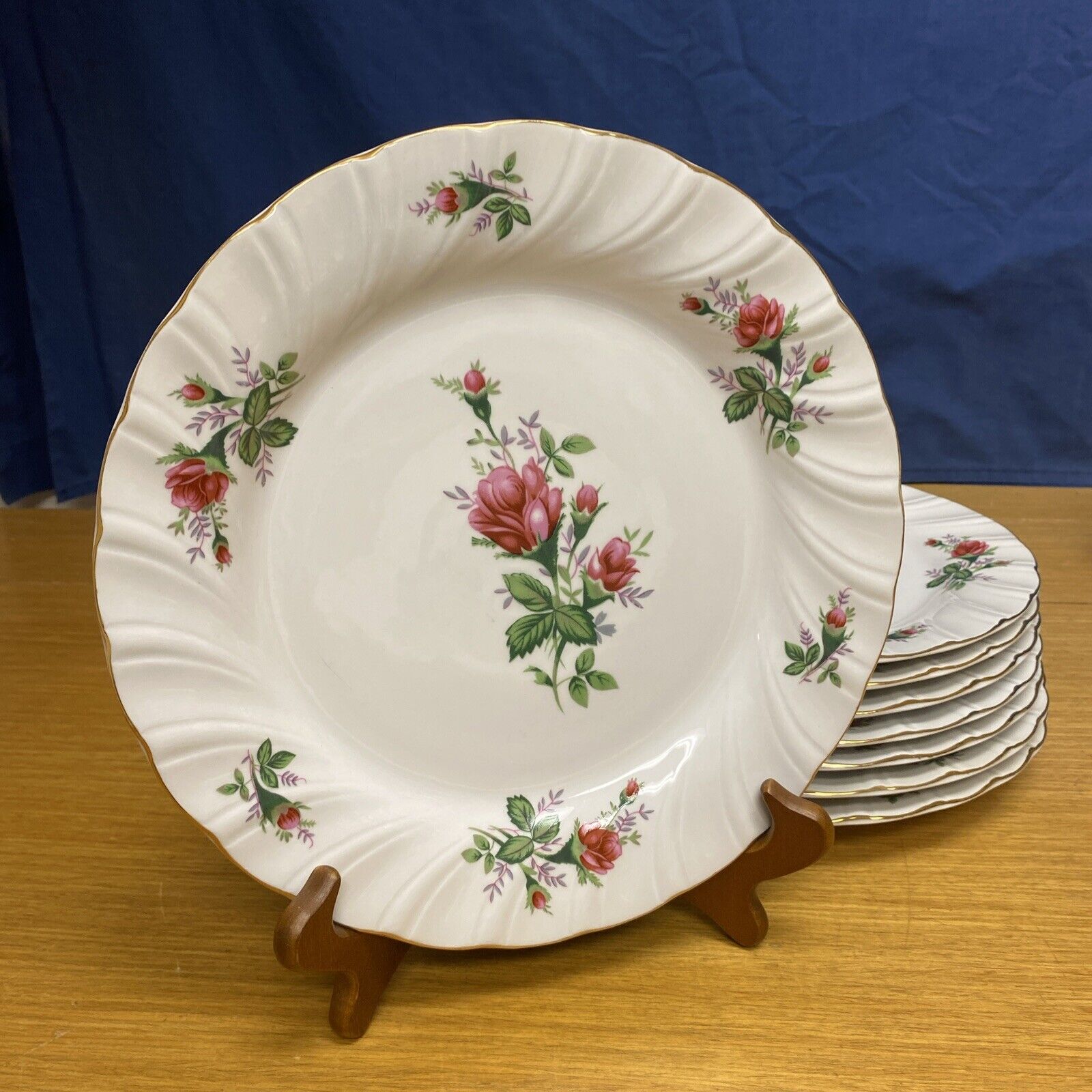 8 Lynn's China Victorian Rose 10 1/2” Dinner Plates