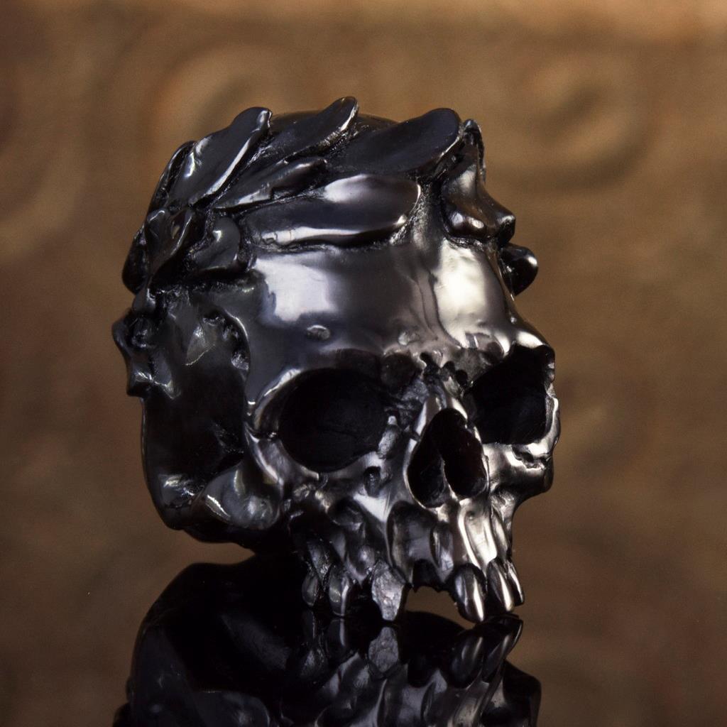 Human Skull & Crown Horn Carving Memento Mori Sculpture Netsuke Figurine 14.01 g