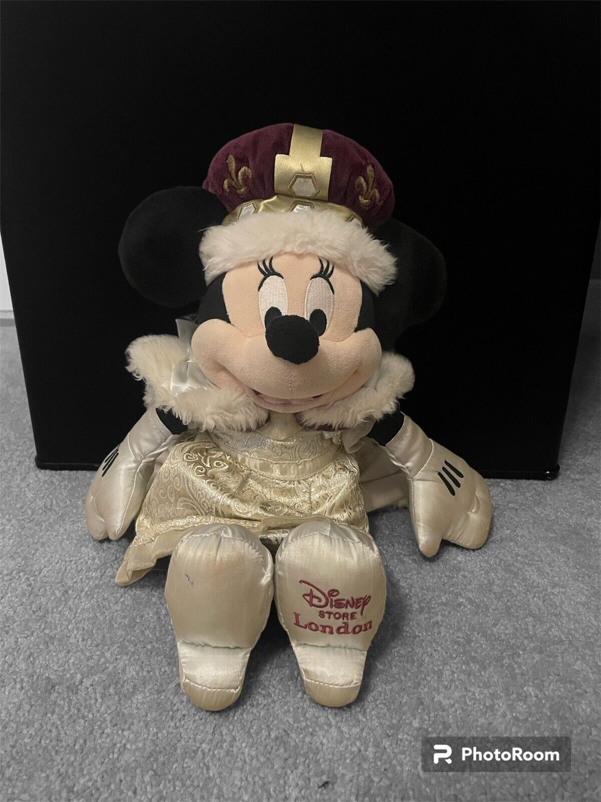 Disney Store London Minnie Mouse Queen 16” Plush UK London