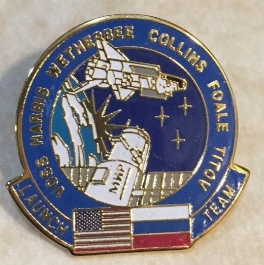 STS-63 SPACE SHUTTLE DISCOVERY LAUNCH TEAM PINBACK
