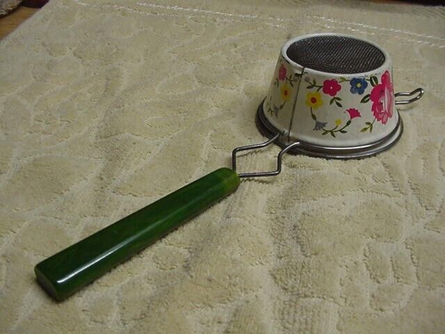 Vintage Small Mesh FLORAL Tea Strainer/Sifter Kitchen Utensil GREEN Bakelite EXC