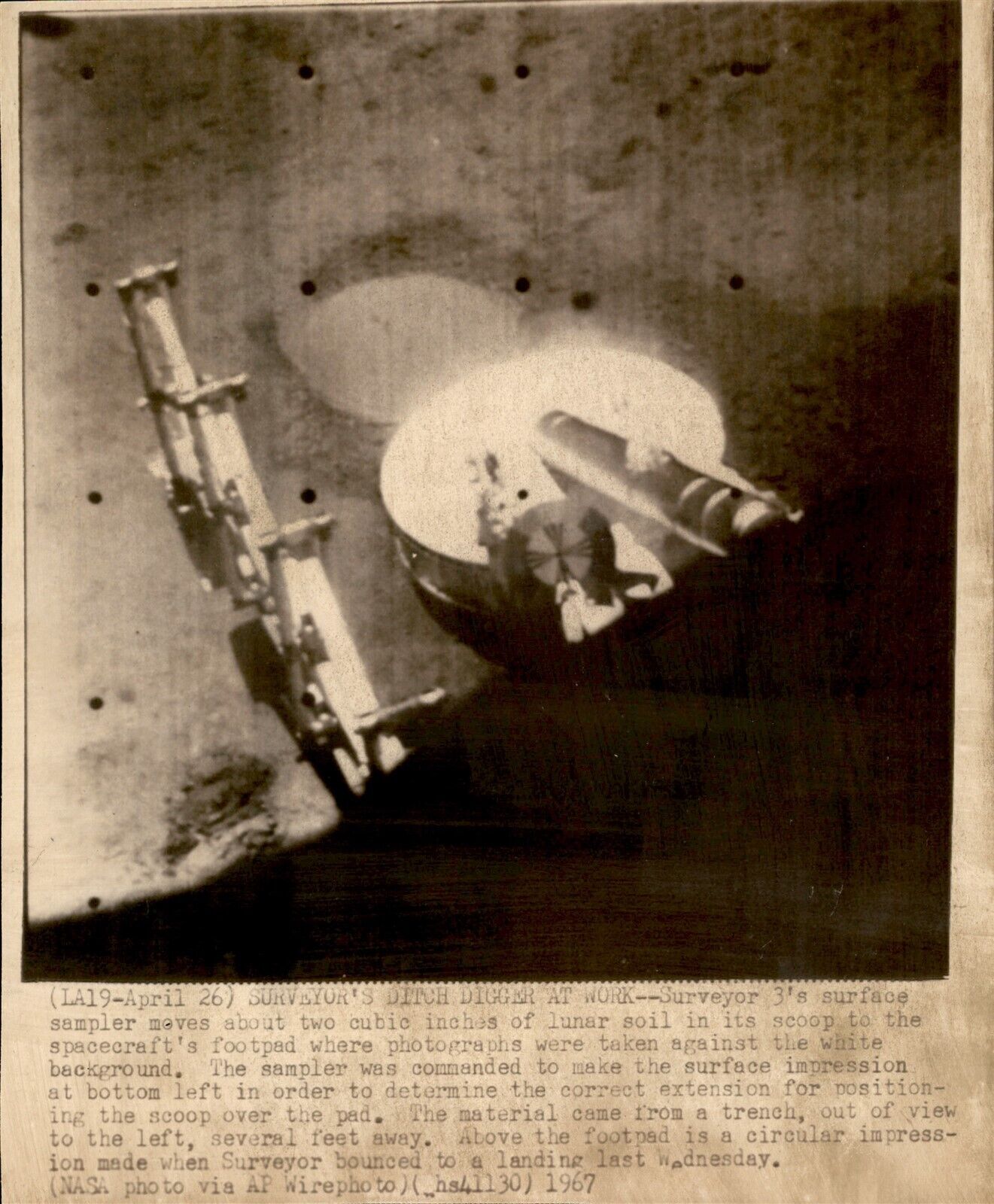 LD319 1967 NASA AP Wire Photo SURVEYOR 3 SPACECRAFT DITCH DIGGER LUNAR SOIL