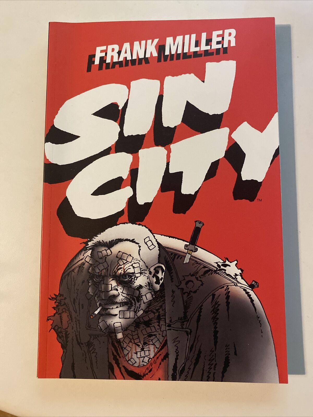 Sin City by Frank Miller Graphic Novel “Dark Horse” Paperback Pre-owned Good