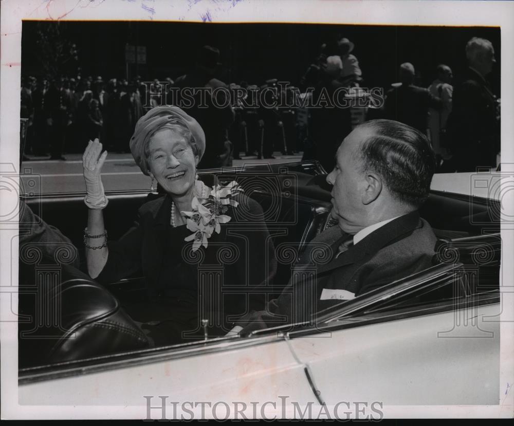1965 Press Photo Grand Duchess Charlotte of Luxembourg waved to Chicago crowd
