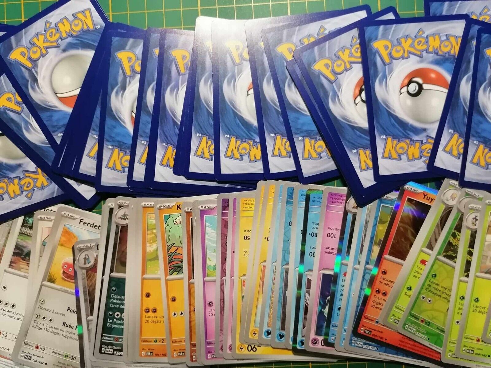 Lot of 100 Pokemon Cards. French Without Doubles