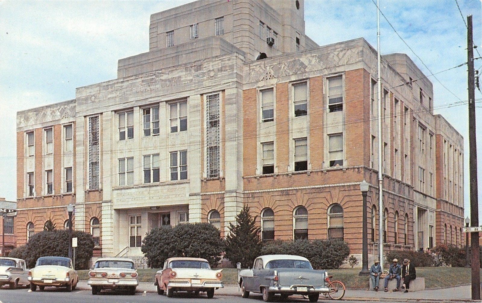 Meridian Mississippi~Lauderdale County Court House~NICE 1950s Cars~Old Guys