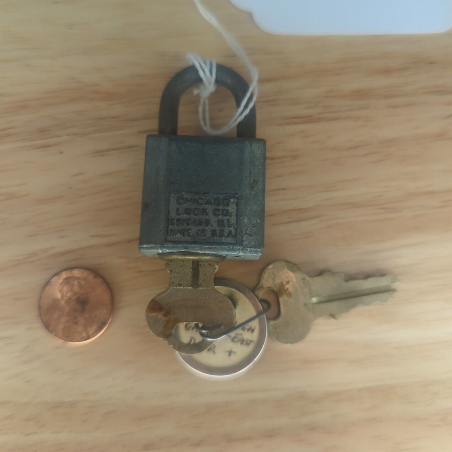 Vintage small CHICAGO LOCK CO padlock & 2 keys, ILL U.S.A., 1 1/8\