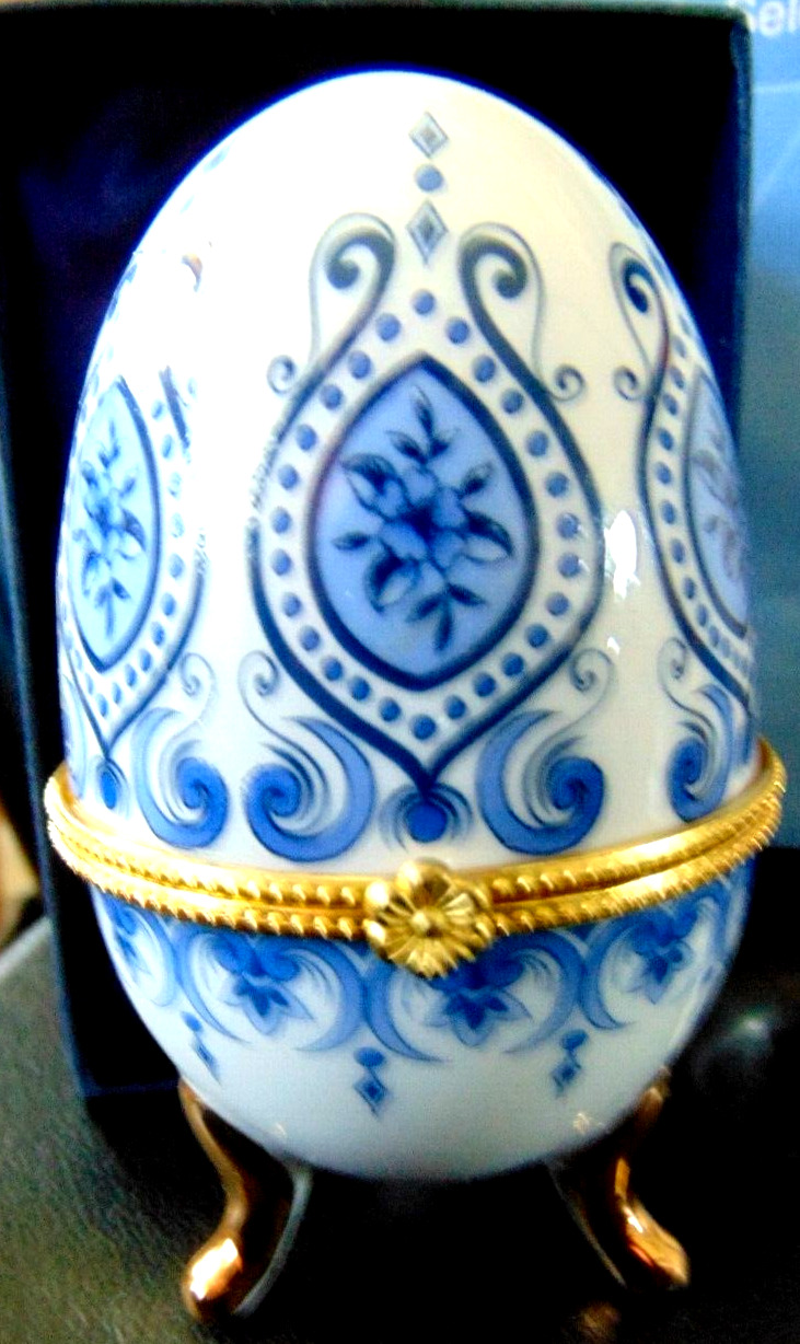 VTG  Footed Egg Shaped Trinket Box with Blue Decoration  4\