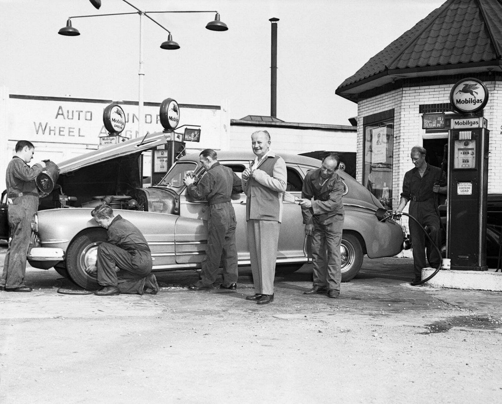 1940s MOBIL SERVICE STATION Photo  (177-E)