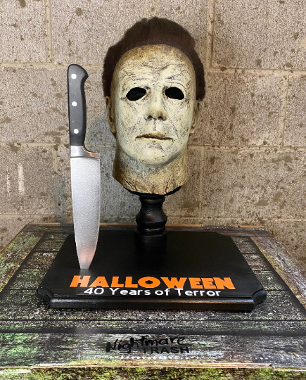 Michael Myers Halloween Mask Stand w/ Knife Included 2018 Horror Movie Prop