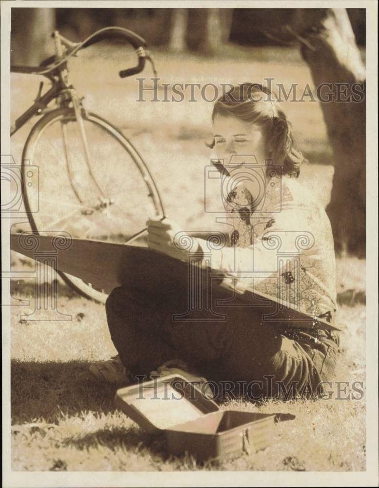 1976 Press Photo Caroline Springs Sketches on Lawn at Queens College - lrb13774