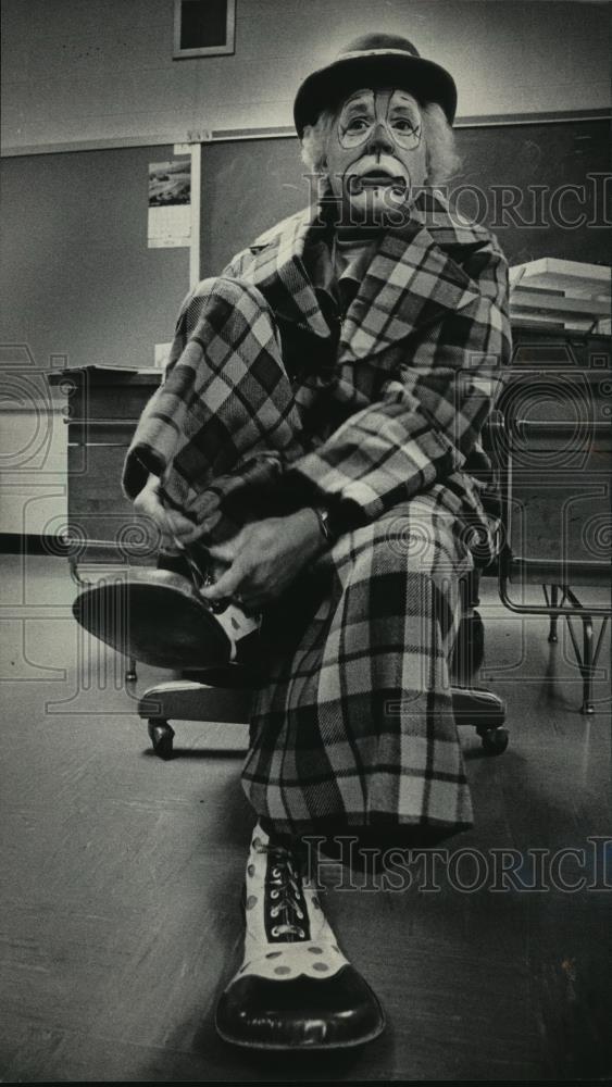 1984 Press Photo Dale Radke as he Transformed into Rollo the Clown - mja75768