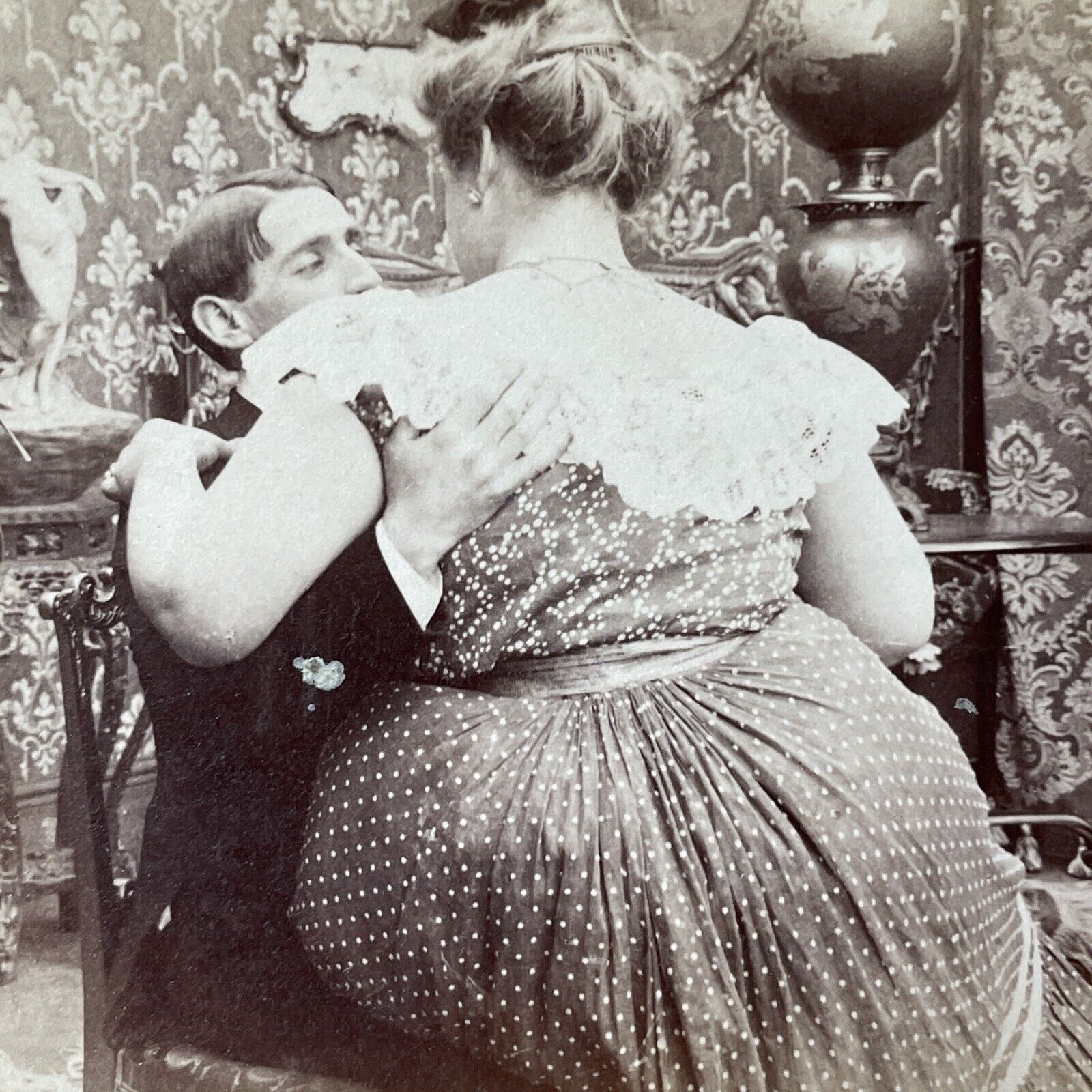 Antique 1901 Larger Woman & Small Man Kissing Stereoview Photo Card V3201