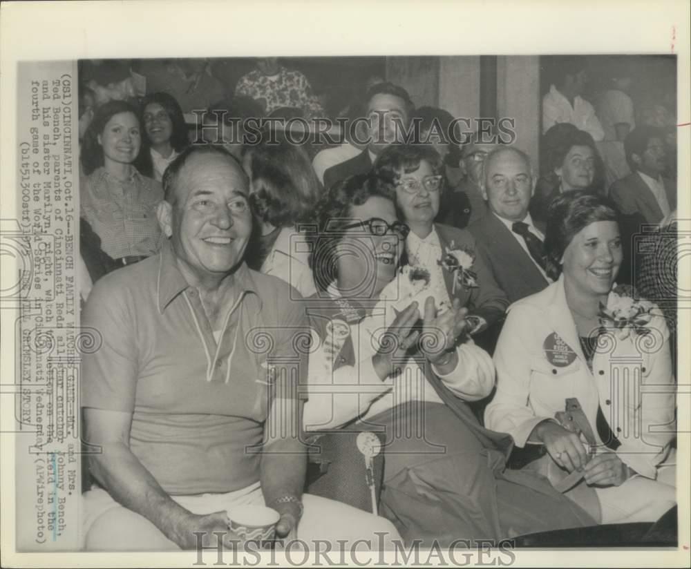1975 Press Photo Johnny Bench\'s family watches World Series game in Cincinnati