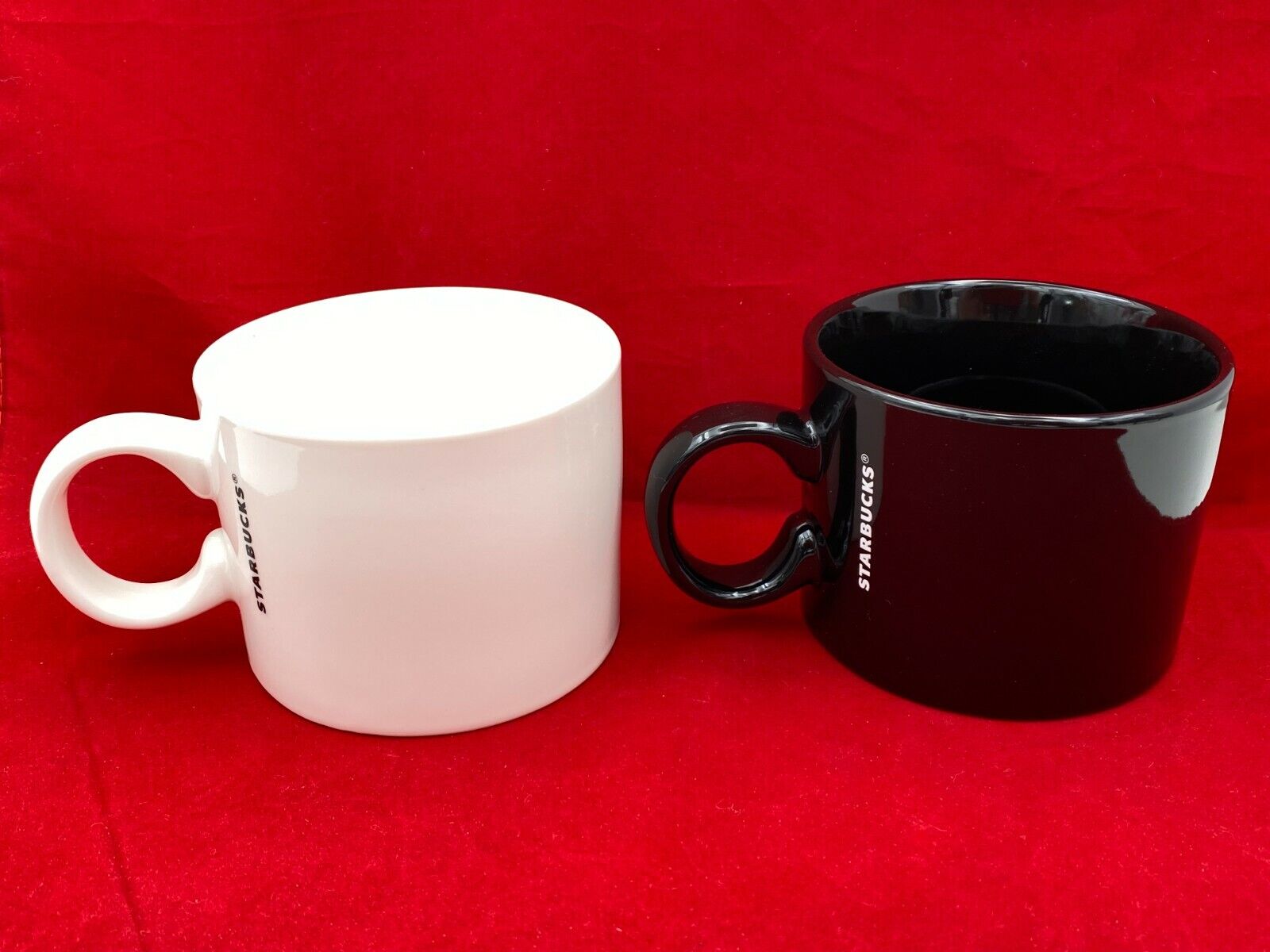 2 (pair) 2017 STARBUCKS Large 1 White & 1 Black Modern Coffee Mugs Cups 12 oz. 