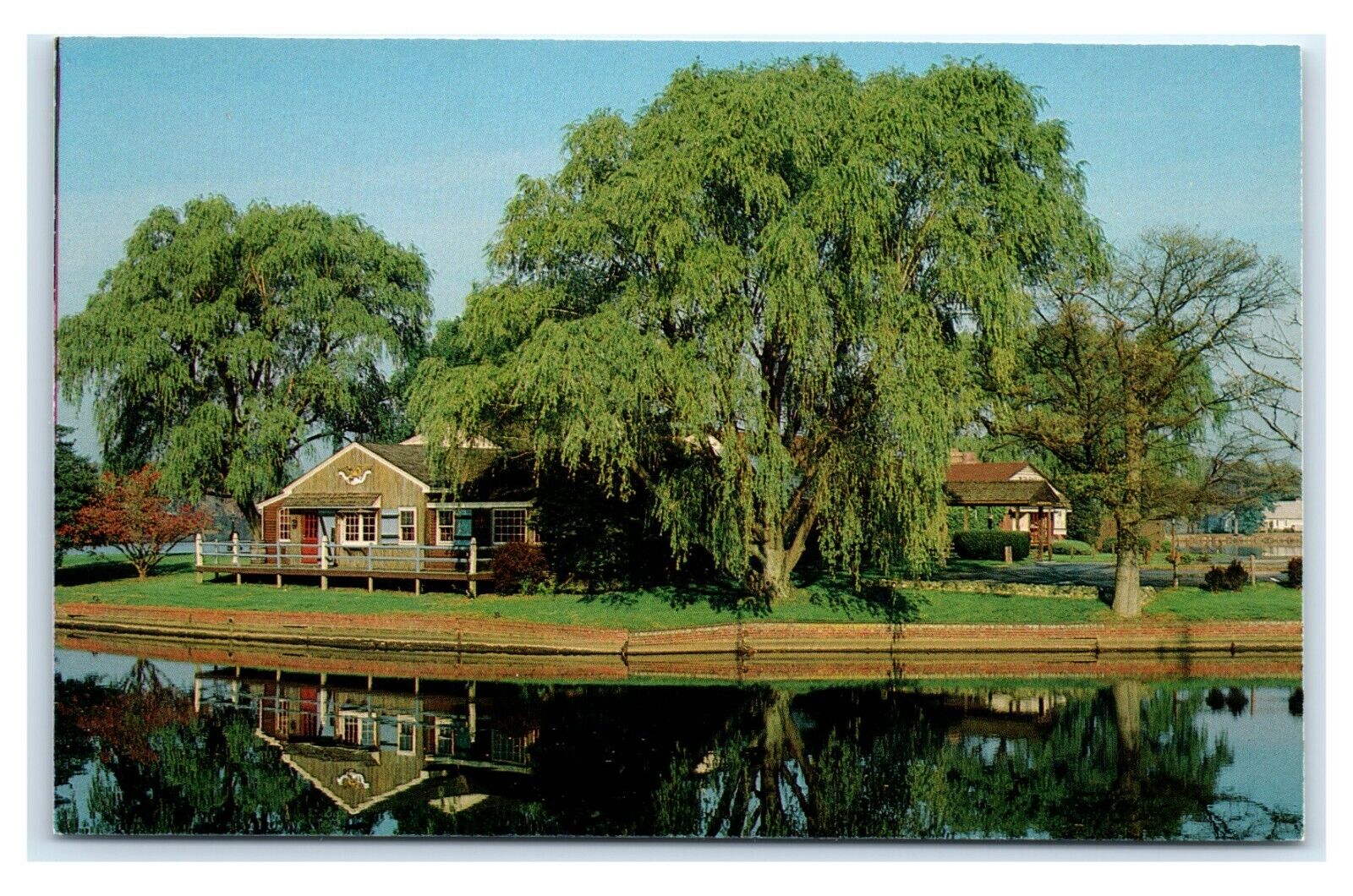 Postcard Blue Coat Inn & Sailing Eagle Tavern on Silver Lake, Dover Delaware E14