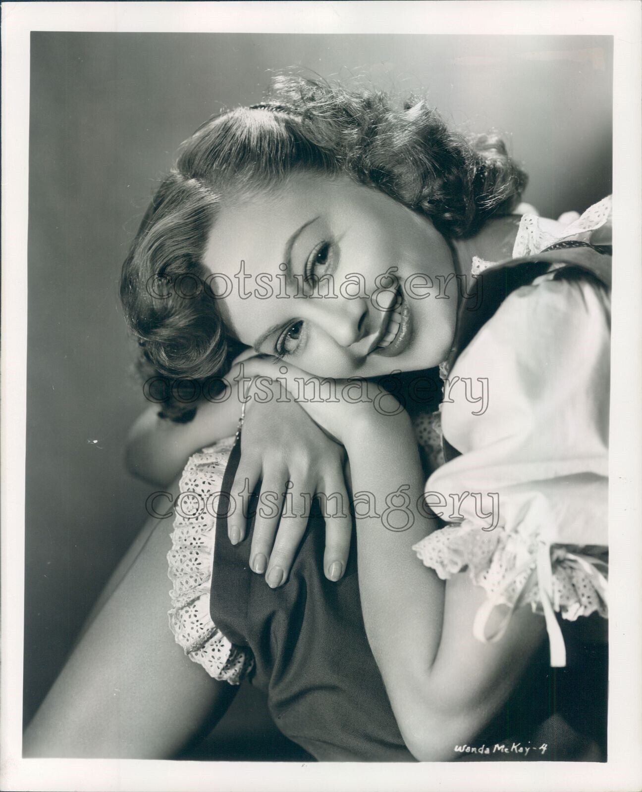 1948 Press Photo Lovely Actress Model Wanda McKay 1940s Head on Hands Knees